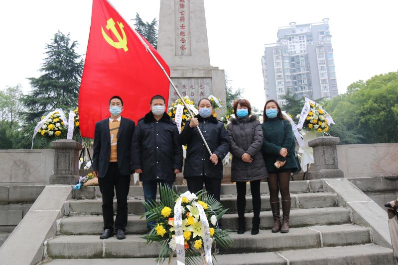 湘北汽運黨支部主題黨日活動，緬懷抗日英烈，祭掃墓地，敬獻花籃。