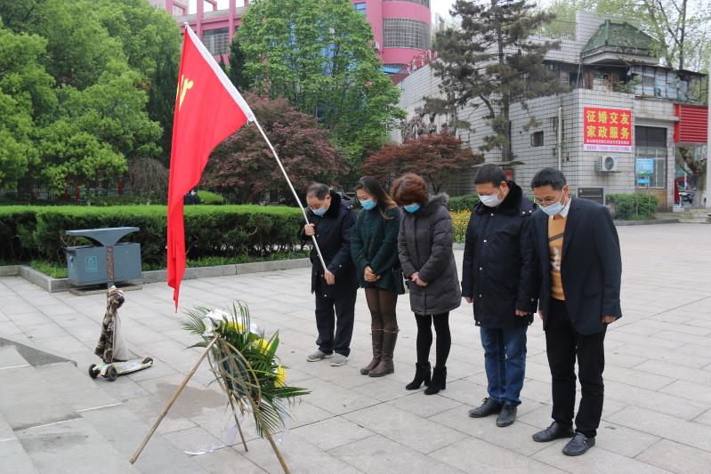 湘北汽運黨支部主題黨日活動，緬懷抗日英烈，祭掃墓地，敬獻花籃。