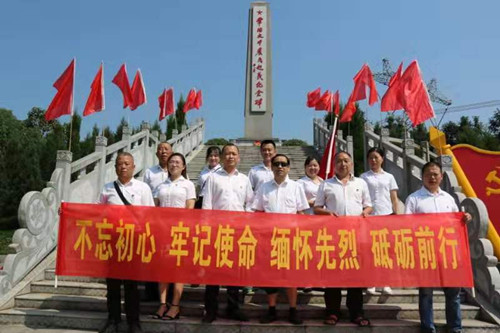 湘北公司黨支部深入革命老區(qū)緬懷先烈、慰問(wèn)困難群眾。